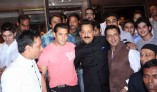 Salman Khan and Shahrukh Khan hug at Iftar party