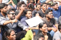 Thadai Athai Udai - Jallikattu Supporters at Marina 