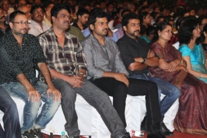 Fans frenzy on showcase at the Alex Pandian musical night