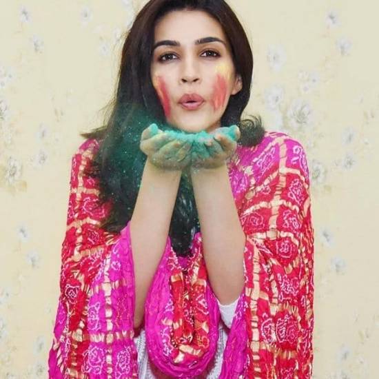 crazy kritisanon holi pics