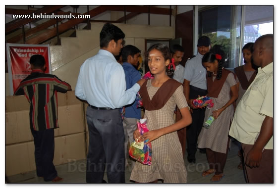 Kuselan treats school kids - Images