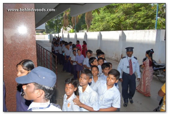 Kuselan treats school kids - Images