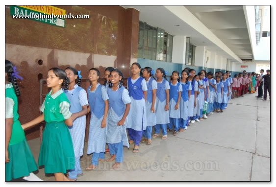 Kuselan treats school kids - Images