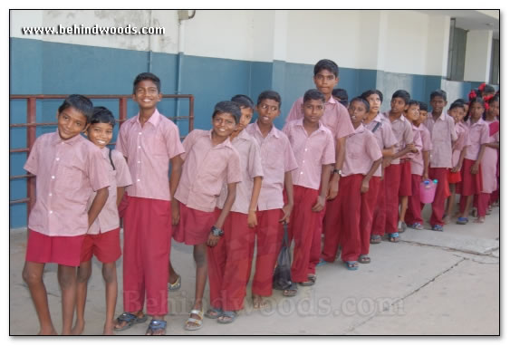 Kuselan treats school kids - Images