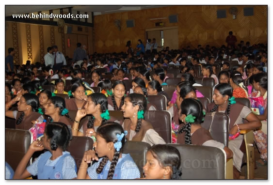 Kuselan treats school kids - Images