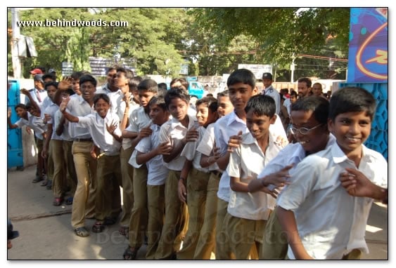 Kuselan treats school kids - Images