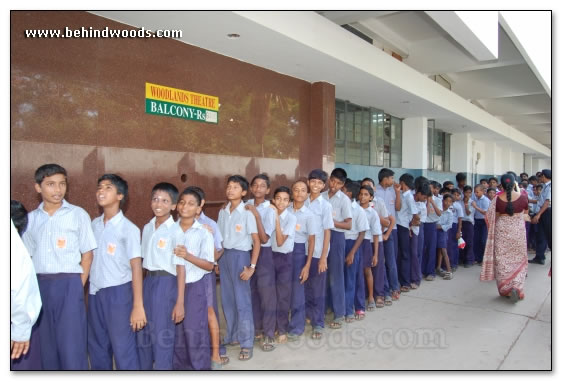 Kuselan treats school kids - Images