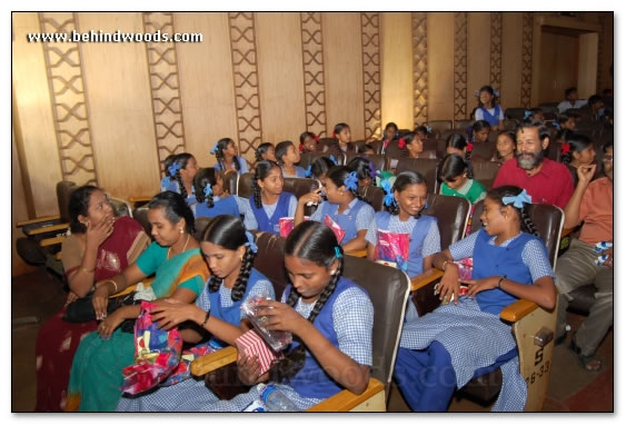 Kuselan treats school kids - Images