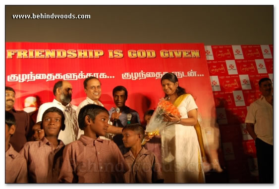 Kuselan treats school kids - Images