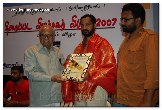 Journalist Awards honor artistes - images