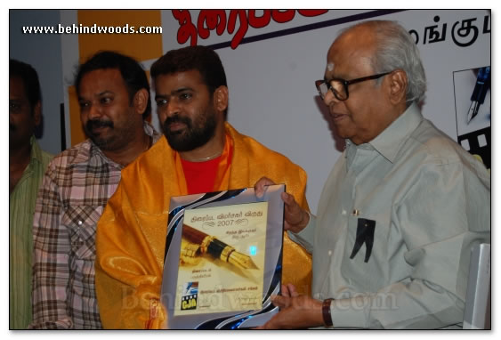 Journalist Awards honor artistes - images