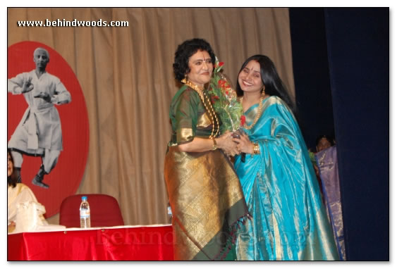 Vikraman family facilitates dance guru - images