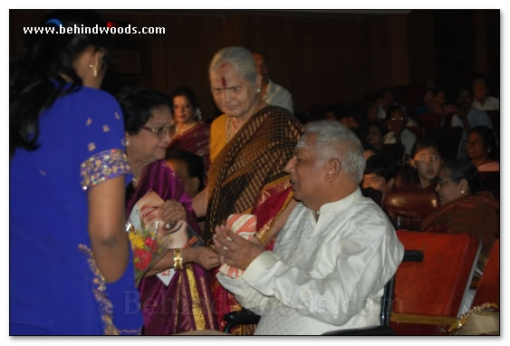 Vikraman family facilitates dance guru - images