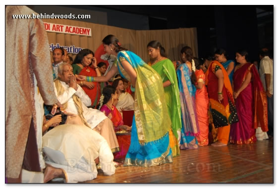 Vikraman family facilitates dance guru - images