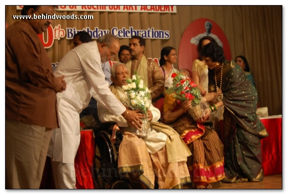 Vikraman family facilitates dance guru - images