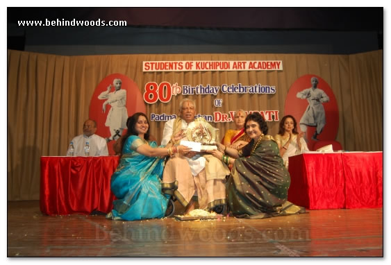 Vikraman family facilitates dance guru - images