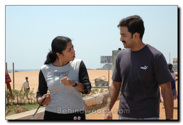 Movie gallery mozhi jyothika prakashraj prithviraj swarnamalya tamil ...