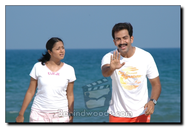 Movie gallery mozhi jyothika prakashraj prithviraj swarnamalya tamil ...