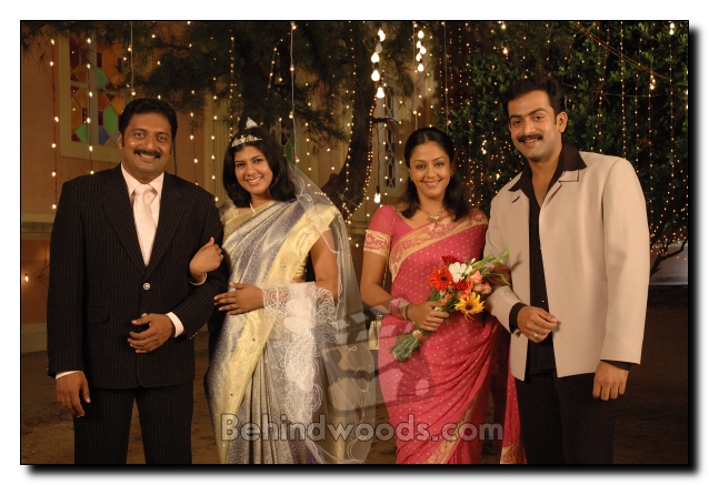 Movie gallery mozhi jyothika prakashraj prithviraj swarnamalya tamil ...