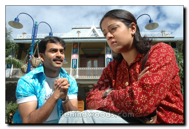 Movie gallery mozhi jyothika prakashraj prithviraj swarnamalya tamil ...