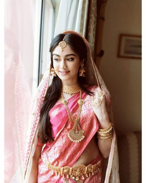 Adah Sharma (aka) Adah