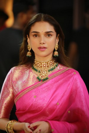 Aditi Rao Hydari (aka) AditiRaoHydari