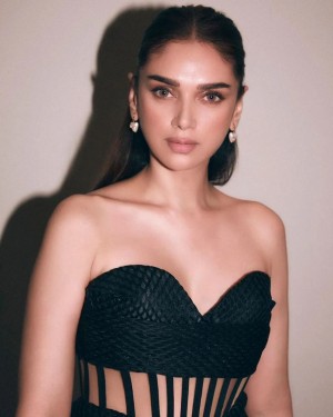 Aditi Rao Hydari (aka) AditiRaoHydari