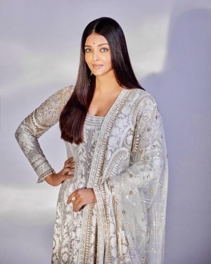 Aishwarya Rai (aka) AishwaryaRaiBachchan