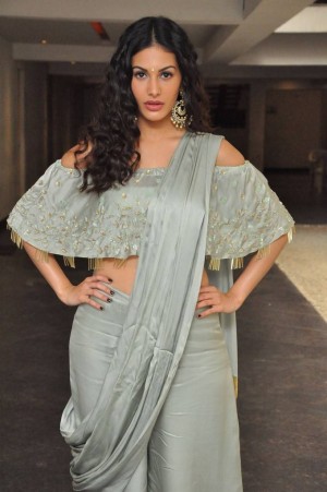 Amyra Dastur (aka) Amyra