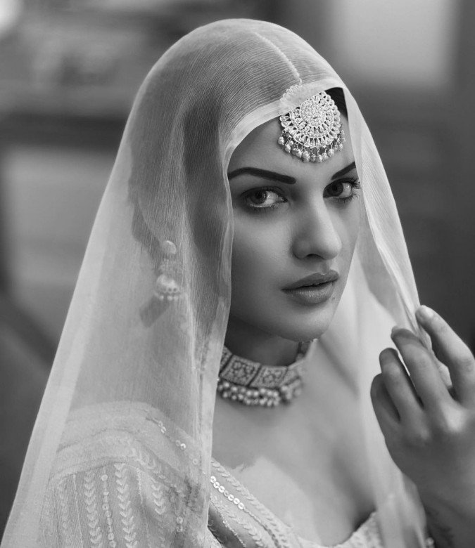 Birthday Girl Himanshi Khurana is an Absolute Stunner, Check Out Diva's  Most Gorgeous Pictures - News18