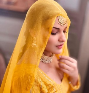 Himanshi Khurana (aka) Himanshi Khuranaa