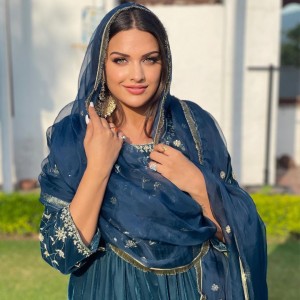 Himanshi Khurana (aka) Himanshi Khuranaa