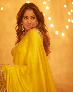 Janhvi Kapoor (aka) JahnaviKaapoor