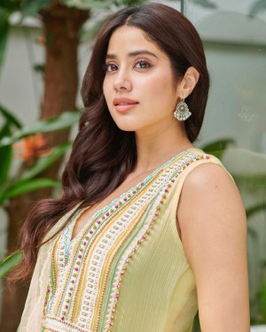 Janhvi Kapoor (aka) JahnaviKaapoor