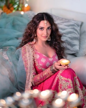 Kiara Advani (aka) Kiara Advanai