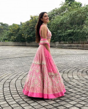 Kiara Advani (aka) Kiara Advanai