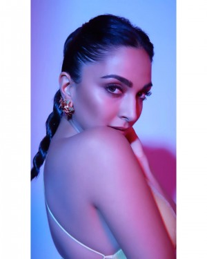 Kiara Advani (aka) Kiara Advanai