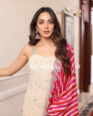 Kiara Advani (aka) Kiara Advanai