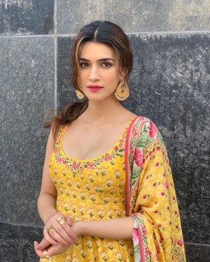 Kriti Sanon (aka) KritiSanoon