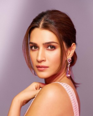 Kriti Sanon (aka) KritiSanoon