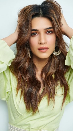 Kriti Sanon (aka) KritiSanoon