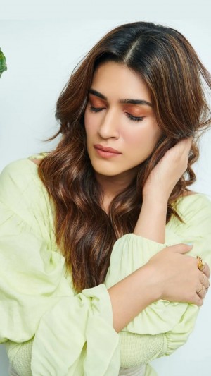 Kriti Sanon (aka) KritiSanoon