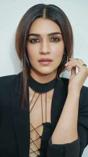 Kriti Sanon (aka) KritiSanoon