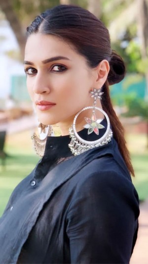 Kriti Sanon (aka) KritiSanoon