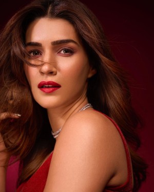 Kriti Sanon (aka) KritiSanoon