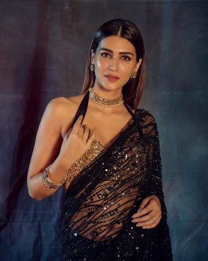 Kriti Sanon (aka) KritiSanoon