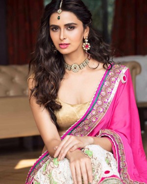 Meenakshi Dixit (aka) MeenakshI