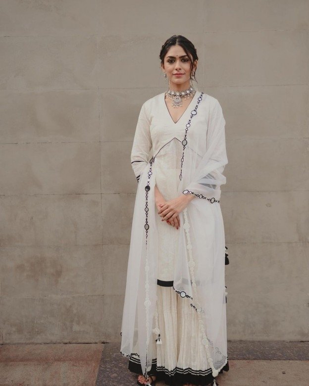 Mrunal Thakur (aka) Mrunal photos stills & images