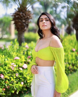 Mrunal Thakur (aka) Mrunal