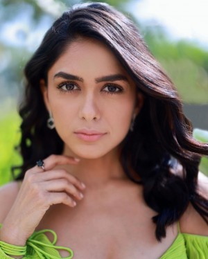 Mrunal Thakur (aka) Mrunal